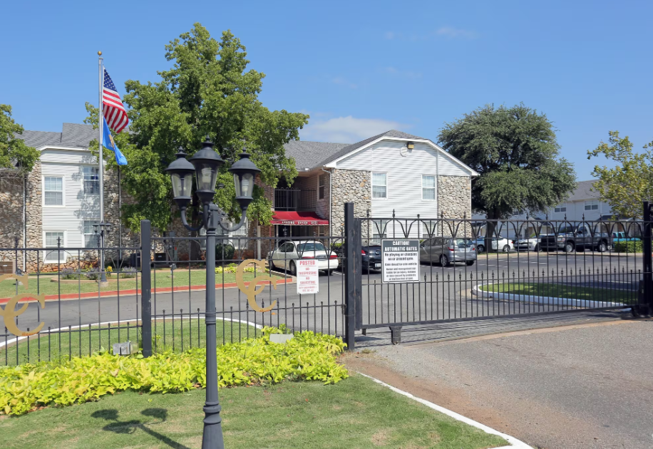 6411 N. Warren Ave., 121